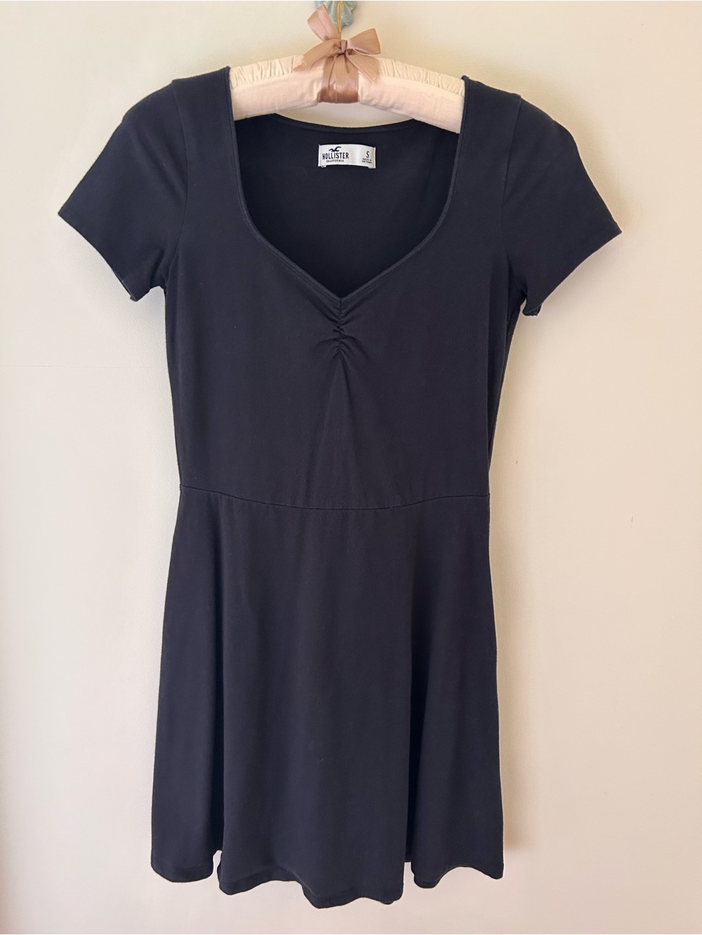 Hollister Fit and Flare Black T-Shirt Dress with Ruched Bust
Size: S
EUC